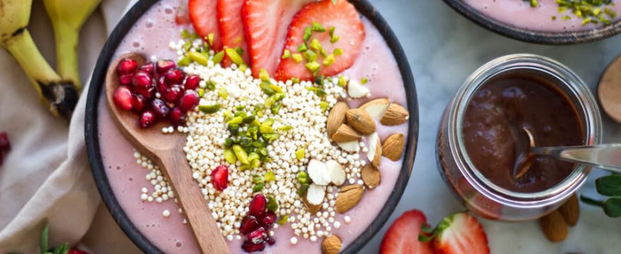 Erdbeer-Smoothie-Bowl mit schokoladiger Dattel-Sauce