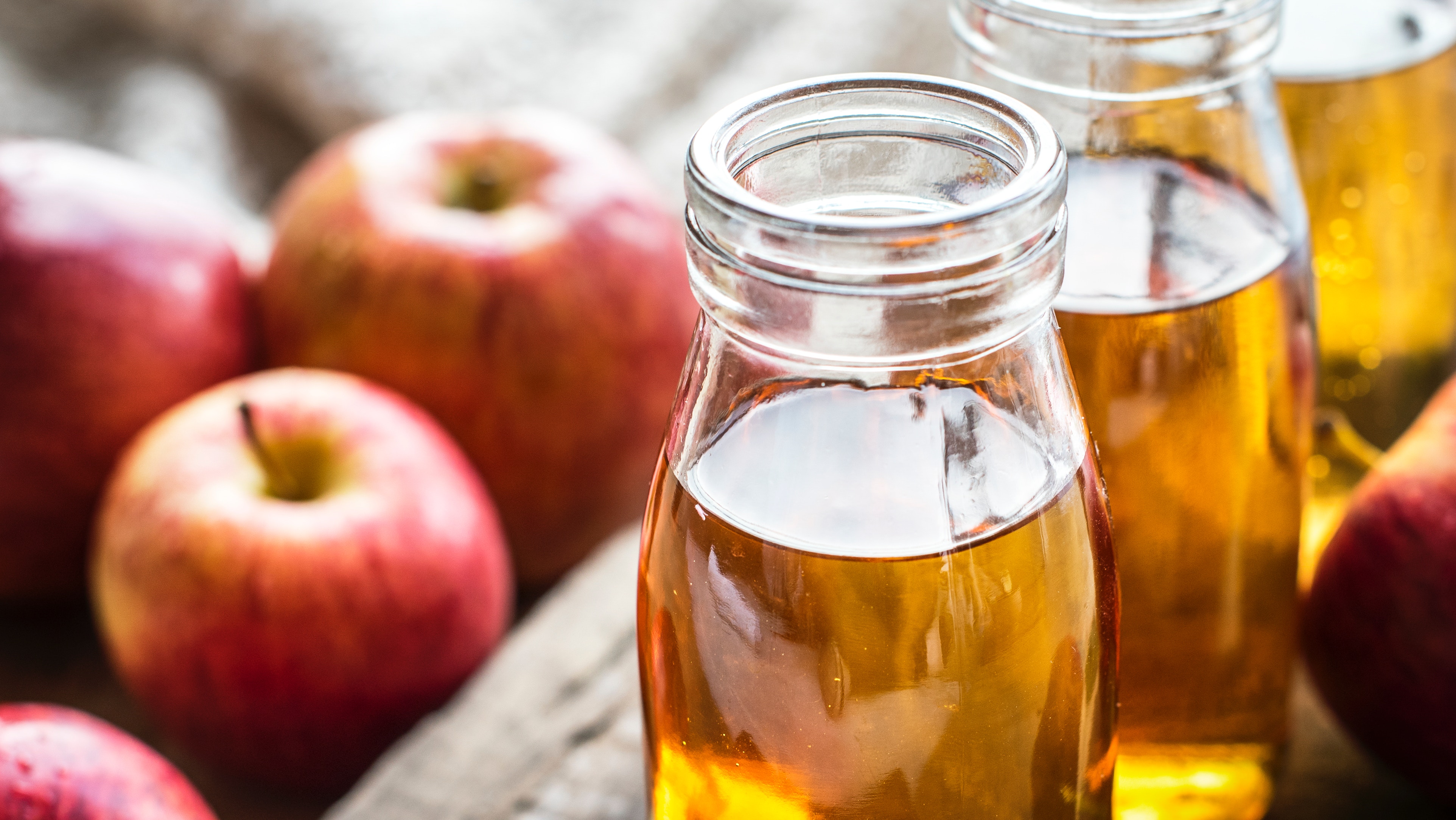 Warum das Hausmittel Apfelessig in jede Küche gehört